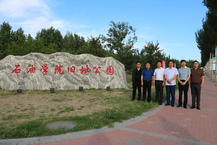 会后,韩立祥陪同张斌一行参观东北石油大学旧址教学楼,石油学院旧址