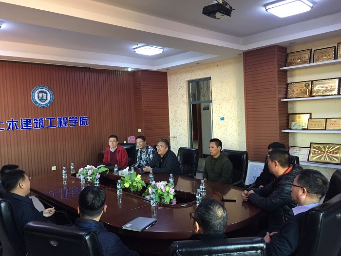 马令勇对韩立祥回访母校表示欢迎,并简要介绍土木建筑